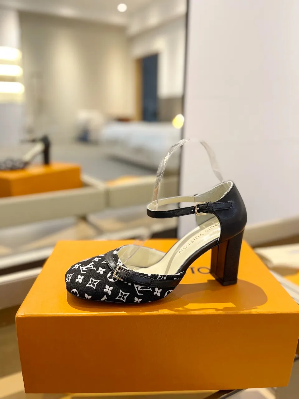 👟👟Ex-factory price 640👟👟 2024 latest L✔ The latest catwalk style slippers from L✔ Home counters, official website series updated simultaneously, perfect last + LV new element button design, full of femininity, noble temperament, original reverse mold last, ultimate 1:1 shape, high-end quality, imported high-end fabrics showing exquisite texture! Fabric: LV denim Lining: high-quality soft sheepskin lining Feet: imported goatskin Customized A-grade high-density private mold outsole, luxurious packaging! 8 cm thick heel Size: 34-42, (34, 40, 41, 42 customizations are non-refundable)